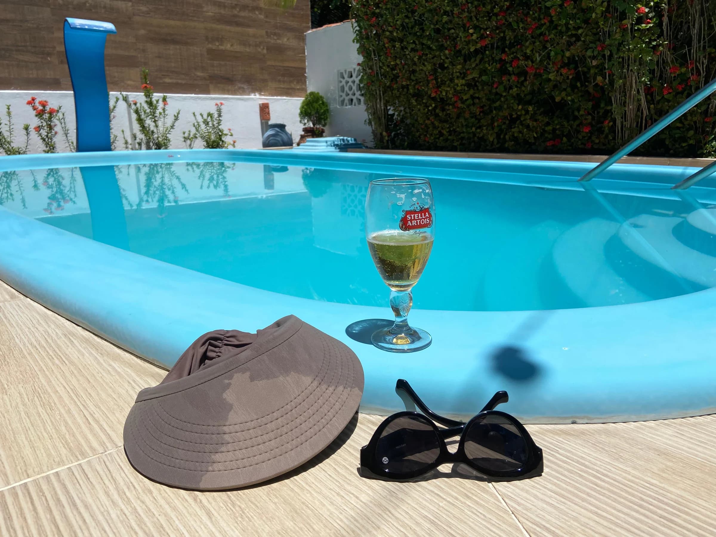 Piscina e área externa · vista 2